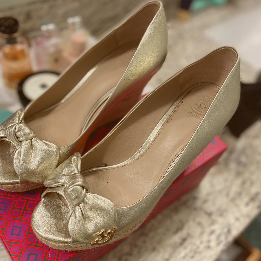 EUC Tory Burch Dory gold leather peep toe wedge